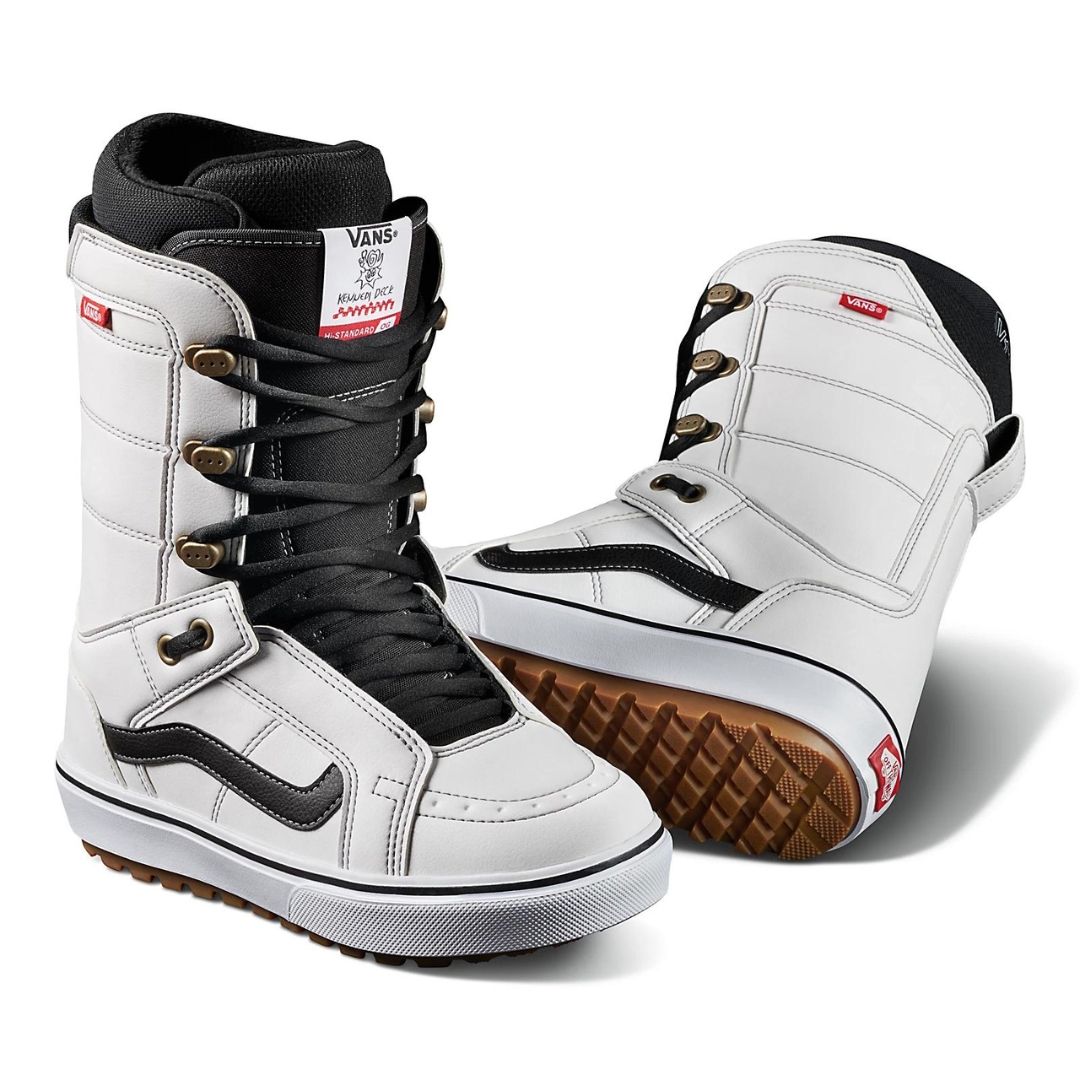 BOTTE DE PLANCHE À NEIGE VANS M HI-STANDARD OG POUR HOMME COULEUR WHITE/BLACK VUE DES DEUX BOTTES LA DROITE DE PROFIL DROIT ET LA GAUCHE SUR LE COTÉ AVEC SEMELLE D'USURE VISIBLE