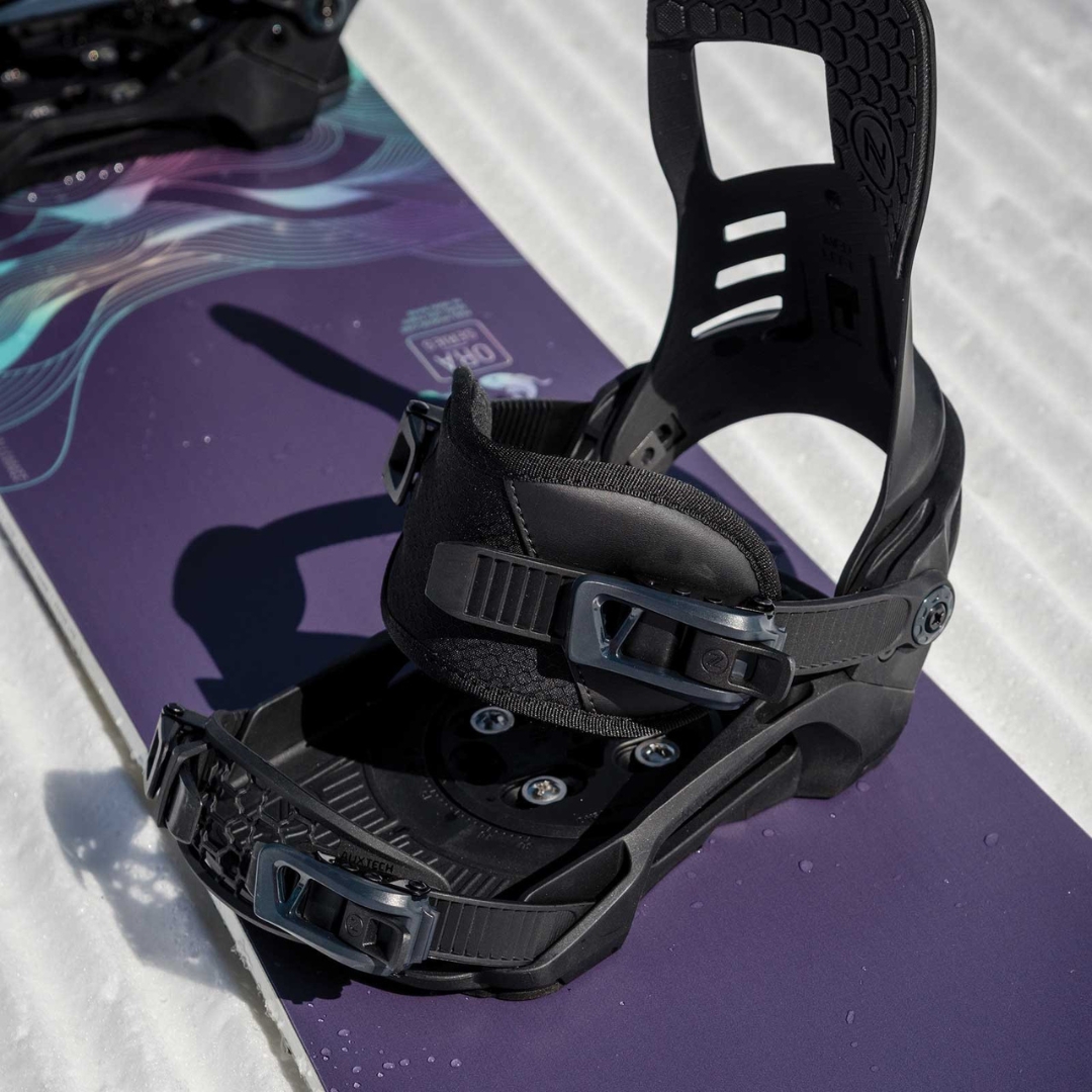 FIXATION DE PLANCHE À NEIGE NIDECKER MUON-W POUR FEMME couleur black fixée sur une planche mauve