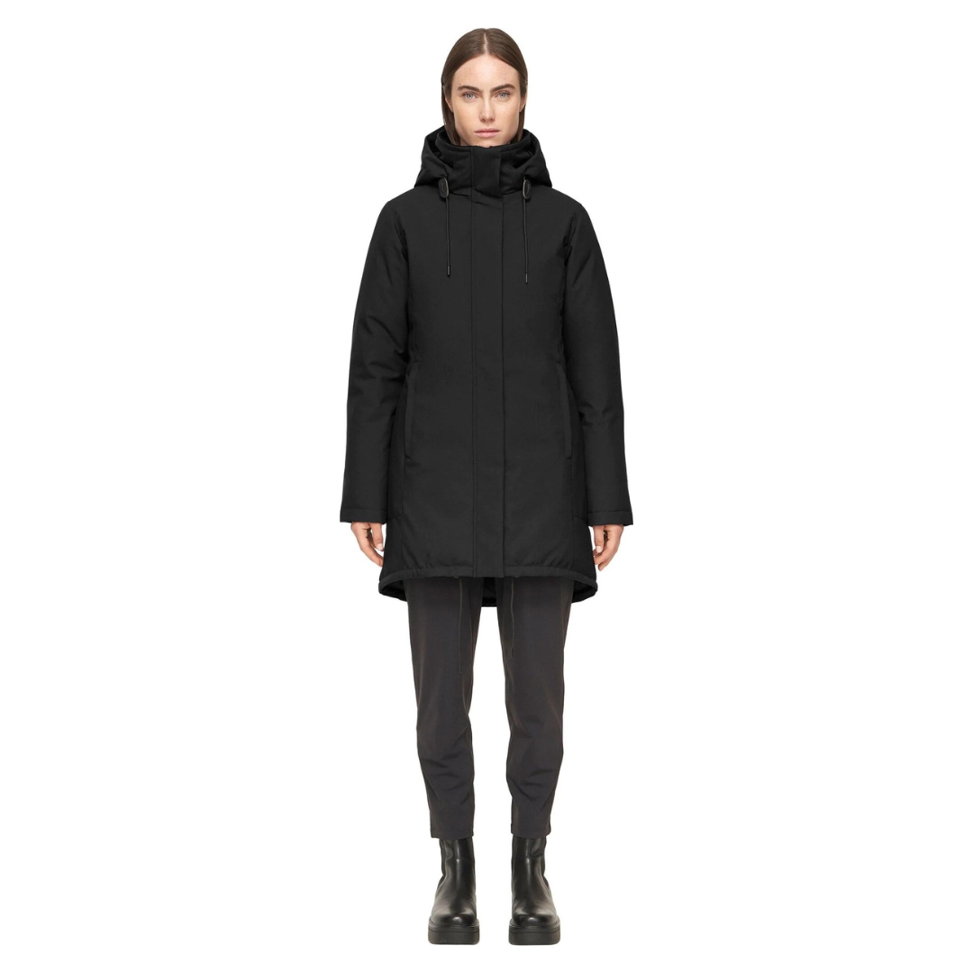 PARKA EN DUVET QUARTZ CO GENIA POUR FEMME couleur noir porté par une femme vue de face avec rabat tempête refermé