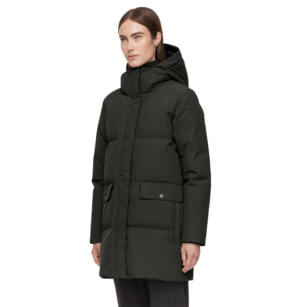 PARKA EN DUVET QUARTZ CO CHLOE POUR FEMME COULEUR VERT BOUTEILLE PORTÉ PAR UNE FEMME VUE DE PROFIL AVANT AVEC LE LOGO QUARTZ SUR LA MANCHE GAUCHE VISIBLE