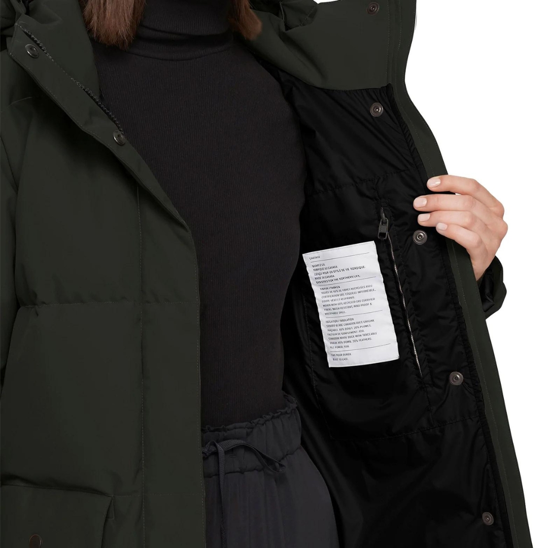 PARKA EN DUVET QUARTZ CO CHLOE POUR FEMME COULEUR VERT BOUTEILLE PORTÉ PAR UNE FEMME QUI MONTRE LA POCHE INTÉRIEURE A FERMETURE À GLISSIÈRE