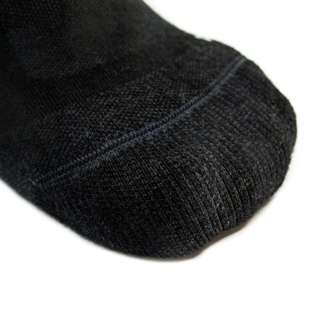 BAS DE COMPRESSION DISSENT IQ FIT HYBRID couleur noir, grsi charcoal, blanc et bleu gros plan sur la pointe de l'orteil couture plates
