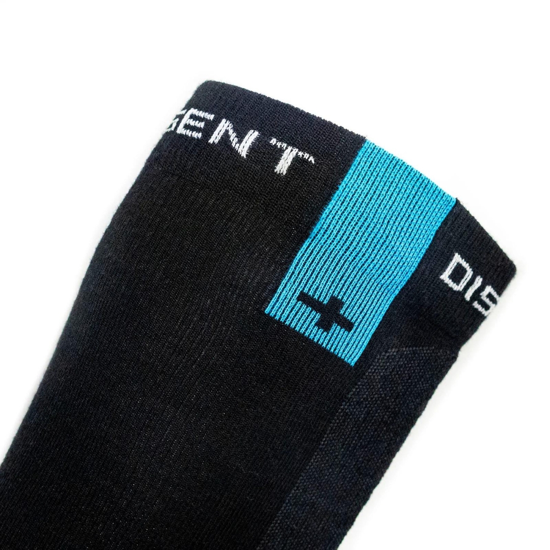 BAS DE COMPRESSION DISSENT IQ FIT HYBRID couleur noir, grsi charcoal, blanc et bleu gros plan sur le haut du bas avec dissent écrit en blanc, bande bleue avec le symbole + en noir