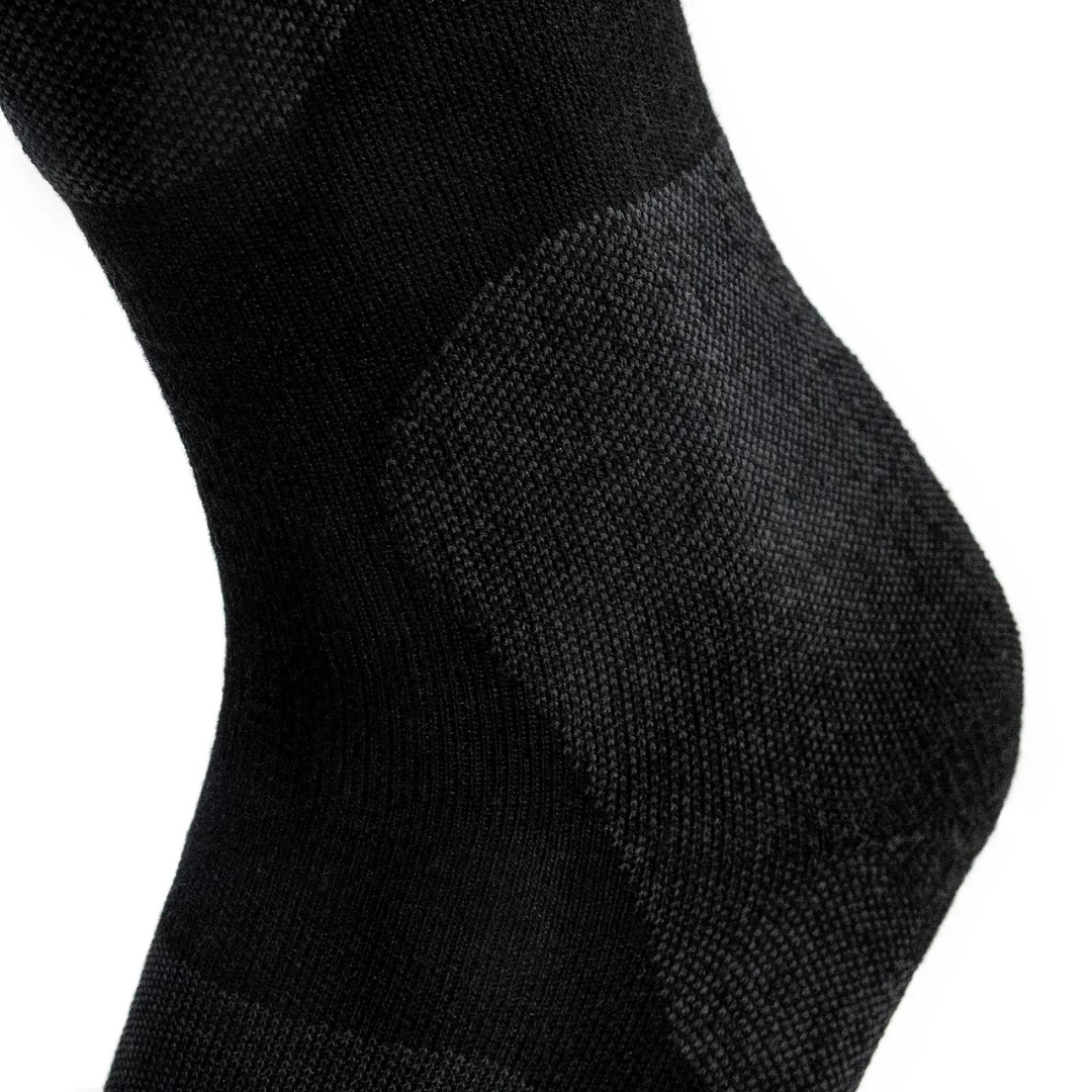 BAS DE COMPRESSION DISSENT IQ FIT HYBRID couleur noir, grsi charcoal, blanc et bleu gros plan sur la cheville du vas en gris charcoal
