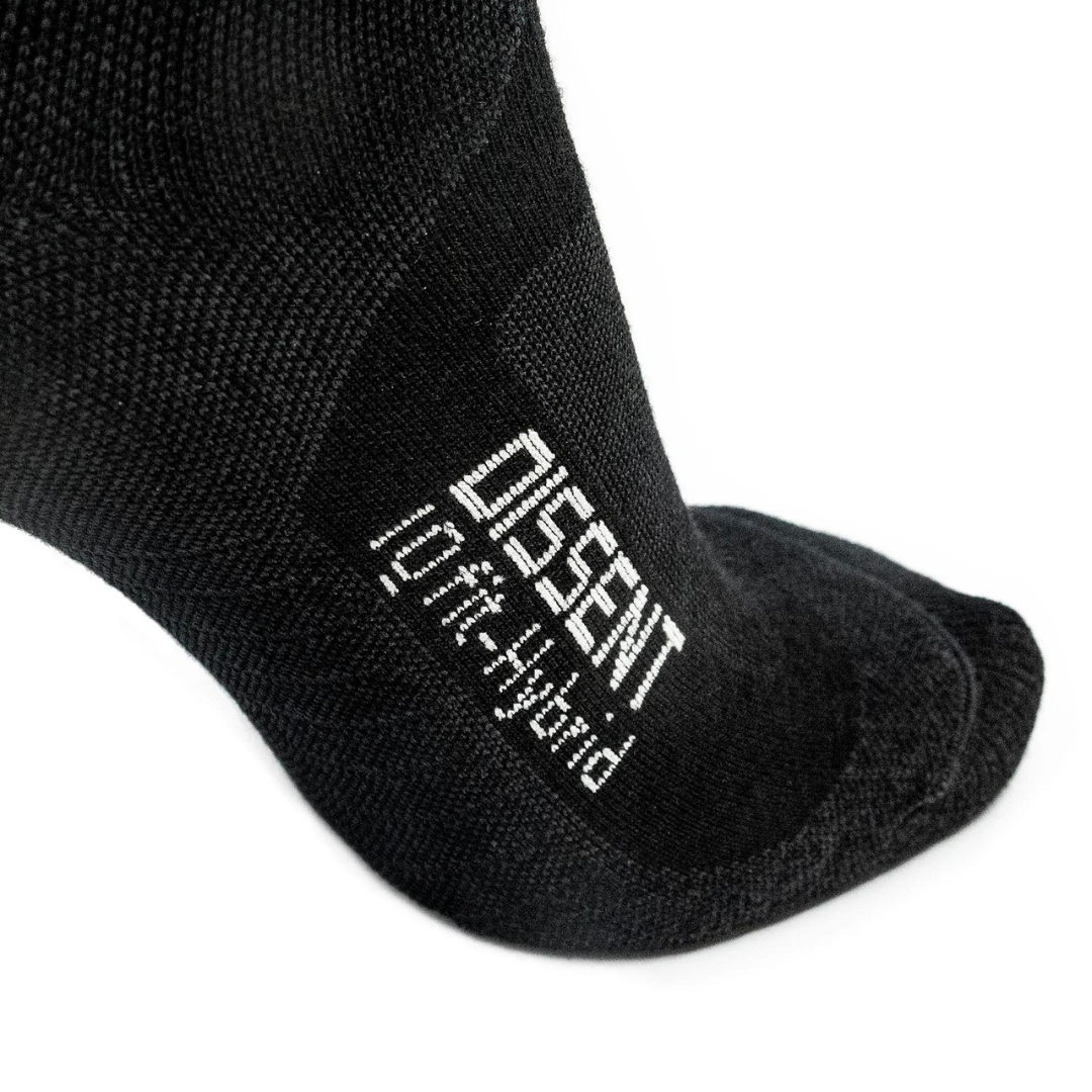 BAS DE COMPRESSION DISSENT IQ FIT HYBRID couleur noir, grsi charcoal, blanc et bleu vue du pied du bas avec Dissent iq fit -hybrid écrit en blanc