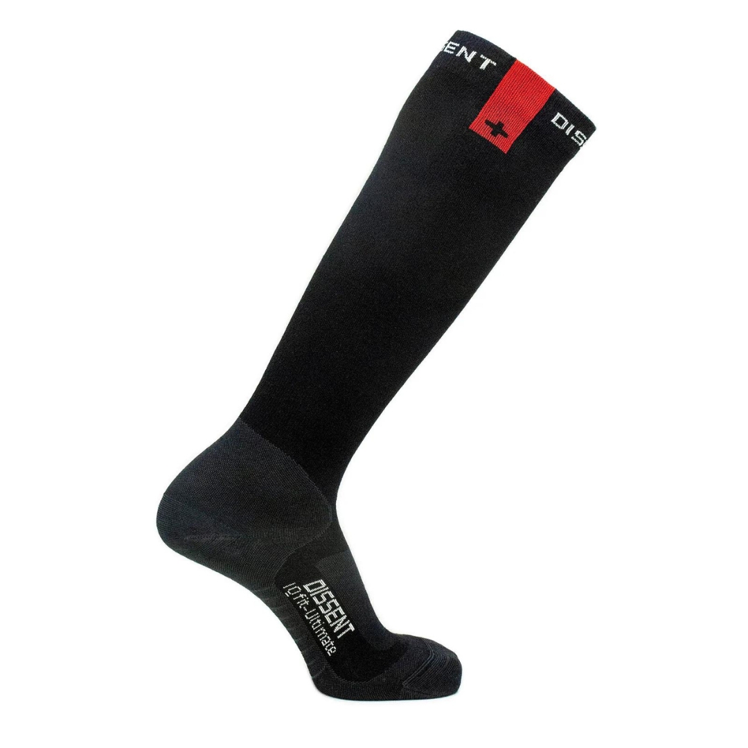 BAS DE COMPRESSION DISSENT IQ FIT ULTIMATE couleur noir, gris charcoal, blanc et rouge vue d'un bas avec la pointe des orteils au sol et talon relevé