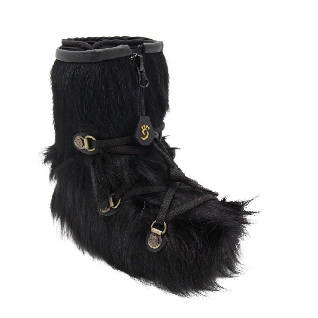 BOTTE DE POIL FOURRURES GRENIER EN FOURRURE DE VACHE NOIRES POUR BÉBÉ vue de la botte grandeur 7 de profil droit avec lacet visible ainsi que la fermeture à glissière