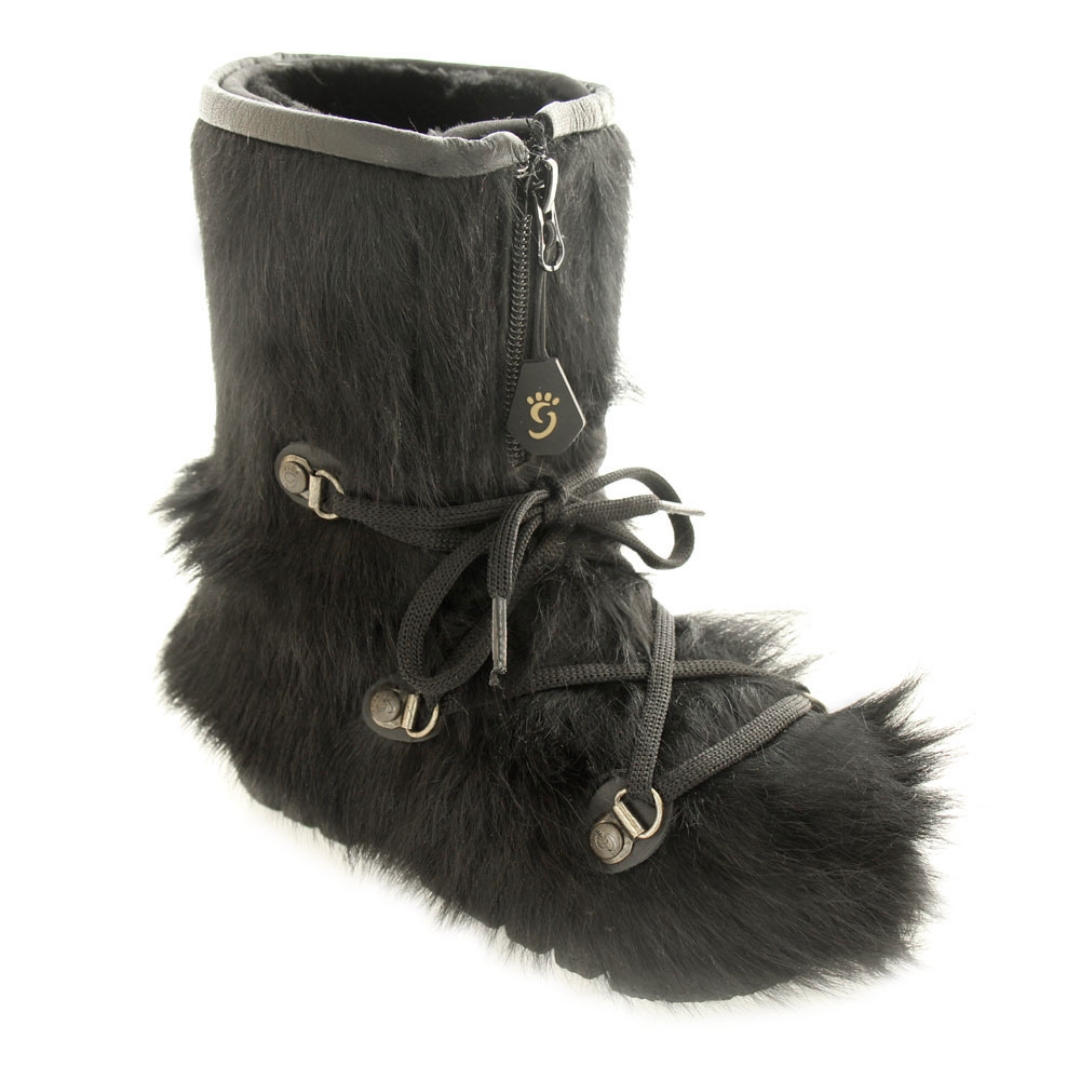 BOTTE DE POIL FOURRURES GRENIER EN FOURRURE DE VACHE NOIRE POUR ENFANT (POINTURE 9 À 3) VUE DE LA BOTTE DROITE DE PROTFIL DROIT AVEC ANNEAUX EN ACIER INOXIDABLE
