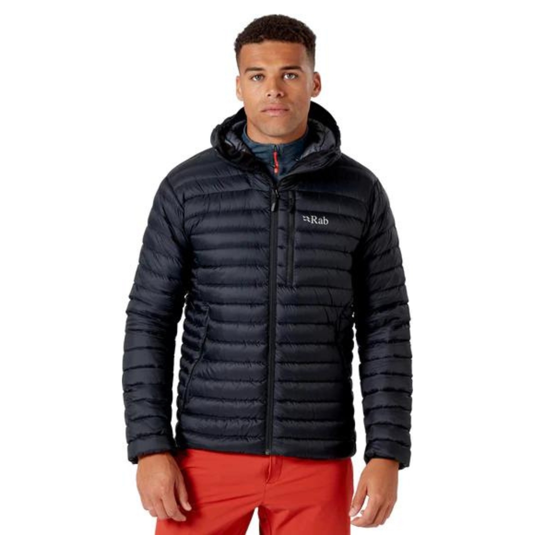 MANTEAU ISOLÉ EN DUVET RAB MICROLIGHT POUR HOMME couleur black porté par un homme vu de face manteau noir à poches latérales à fermeture éclaire visibles