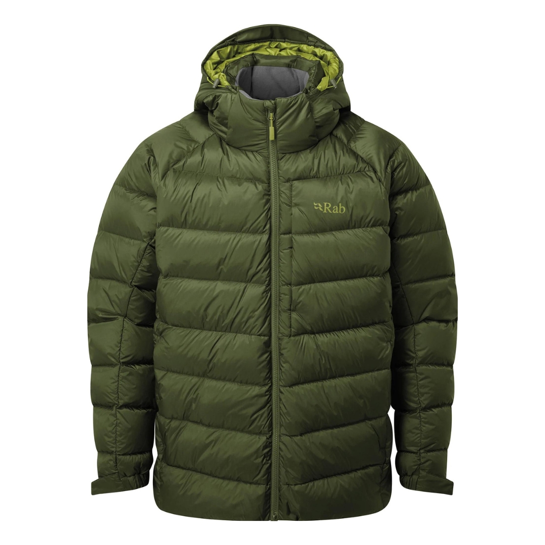MANTEAU ISOLÉ EN DUVET RAB AXION PRO POUR homme couleur army manteau vu seul de face Rab écrit à gauche niveau de la poitrine fermeture éclaire avant double curseur visibles