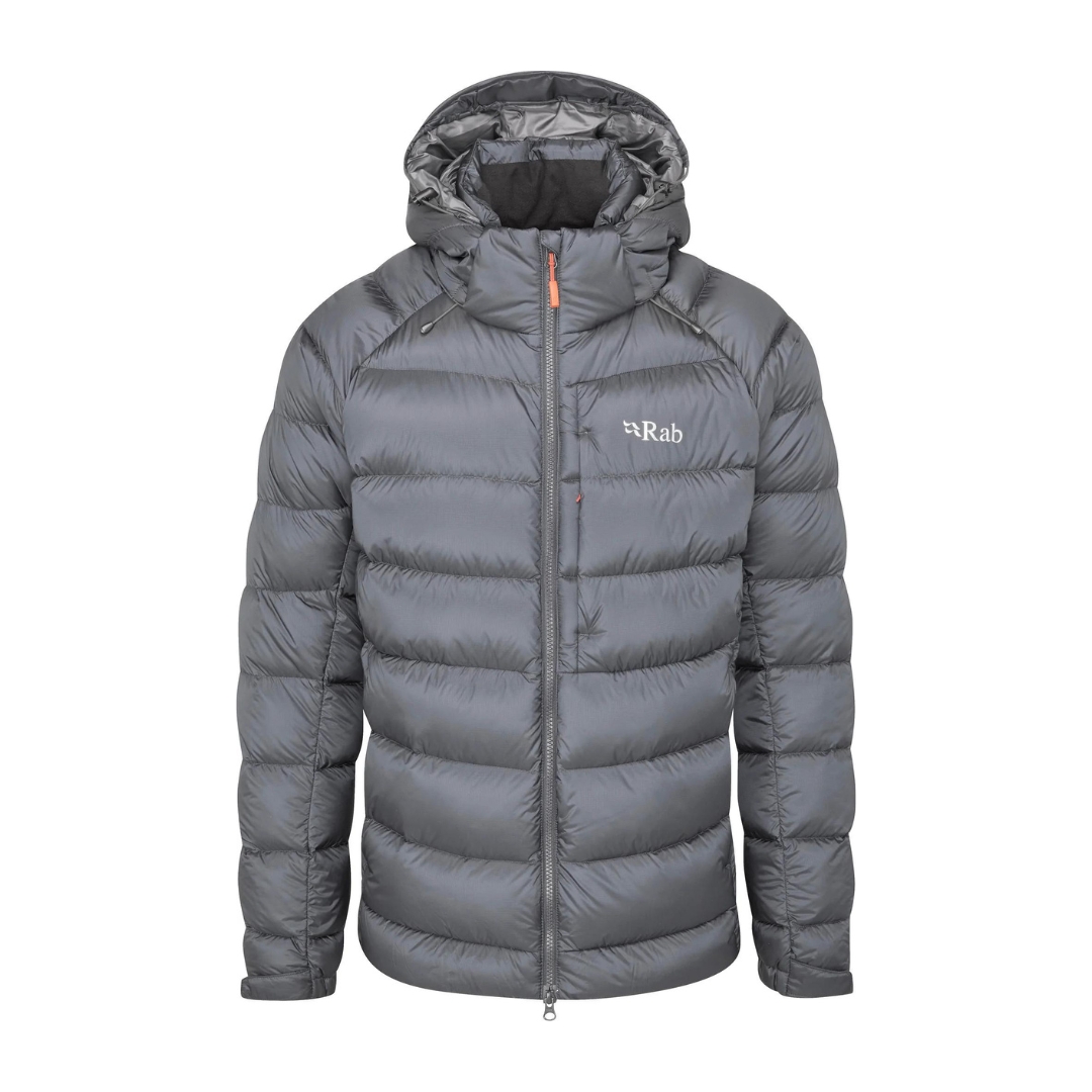 MANTEAU ISOLÉ EN DUVET RAB AXION PRO POUR homme couleur graphène manteau vu seul de face Rab écrit à gauche niveau de la poitrine fermeture éclaire avant double curseur visibles