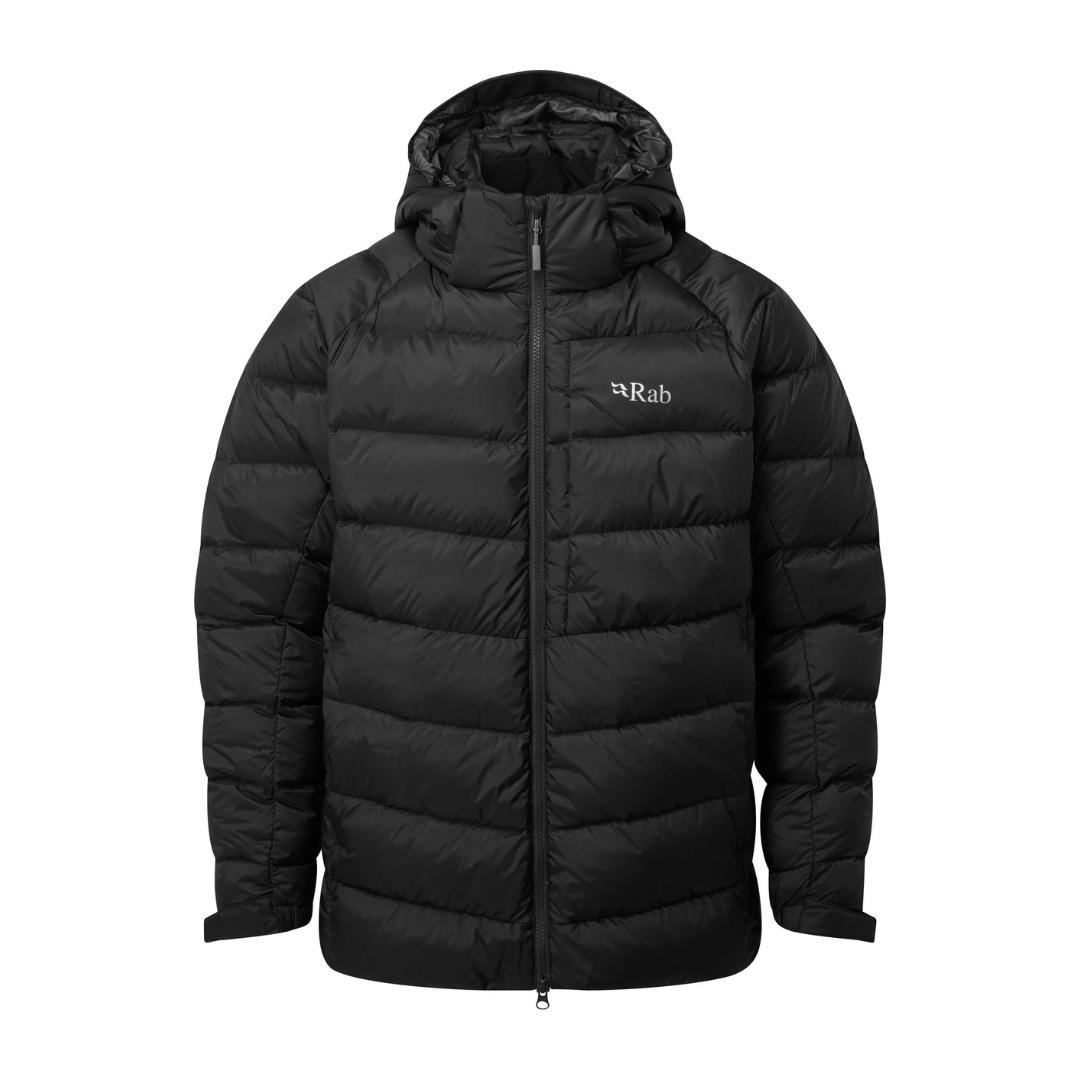 MANTEAU ISOLÉ EN DUVET RAB AXION PRO POUR homme couleur black manteau vu seul de face Rab écrit à gauche niveau de la poitrine fermeture éclaire avant double curseur visibles