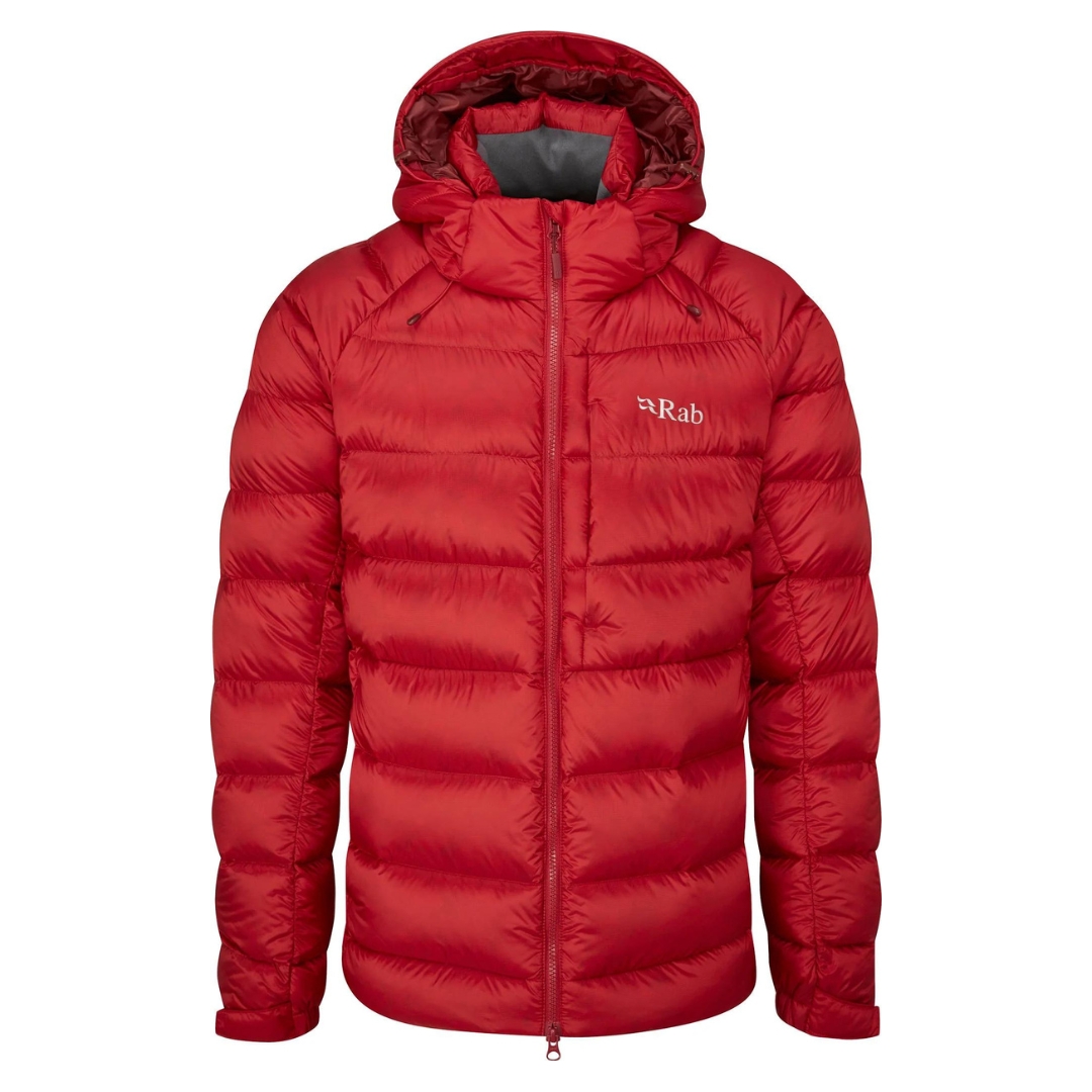 MANTEAU ISOLÉ EN DUVET RAB AXION PRO POUR homme couleur ascent red manteau vu seul de face Rab écrit à gauche niveau de la poitrine fermeture éclaire avant double curseur visibles