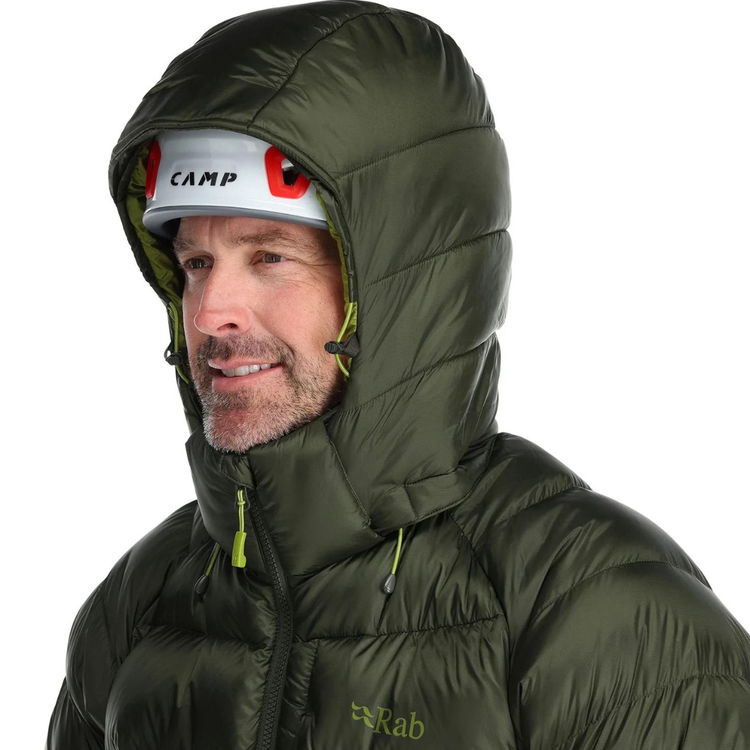 MANTEAU ISOLÉ EN DUVET RAB AXION PRO POUR homme couleur army porté par un homme qui porte un casque de protection sous la capuche