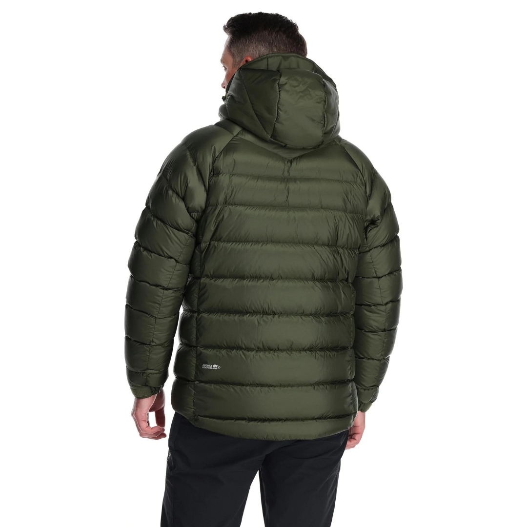 MANTEAU ISOLÉ EN DUVET RAB AXION PRO POUR homme couleur army porté par un homme vu de dos manteau vert uni matelassé avec capuche visible