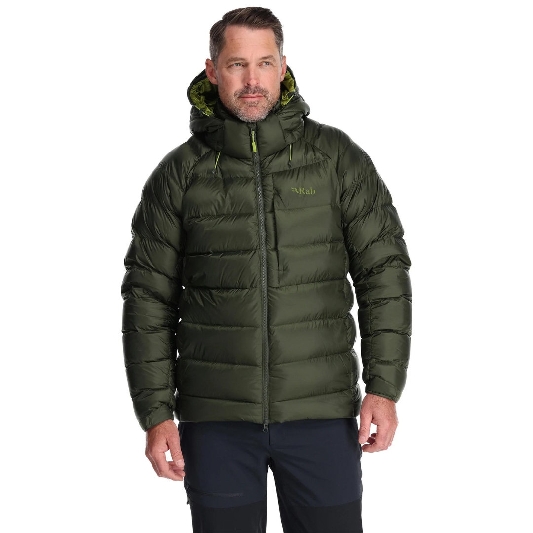 MANTEAU ISOLÉ EN DUVET RAB AXION PRO POUR homme couleur army porté par un homme vu de face avec le manteau vert à capuchon et isolé en duvet d'oie recyclé