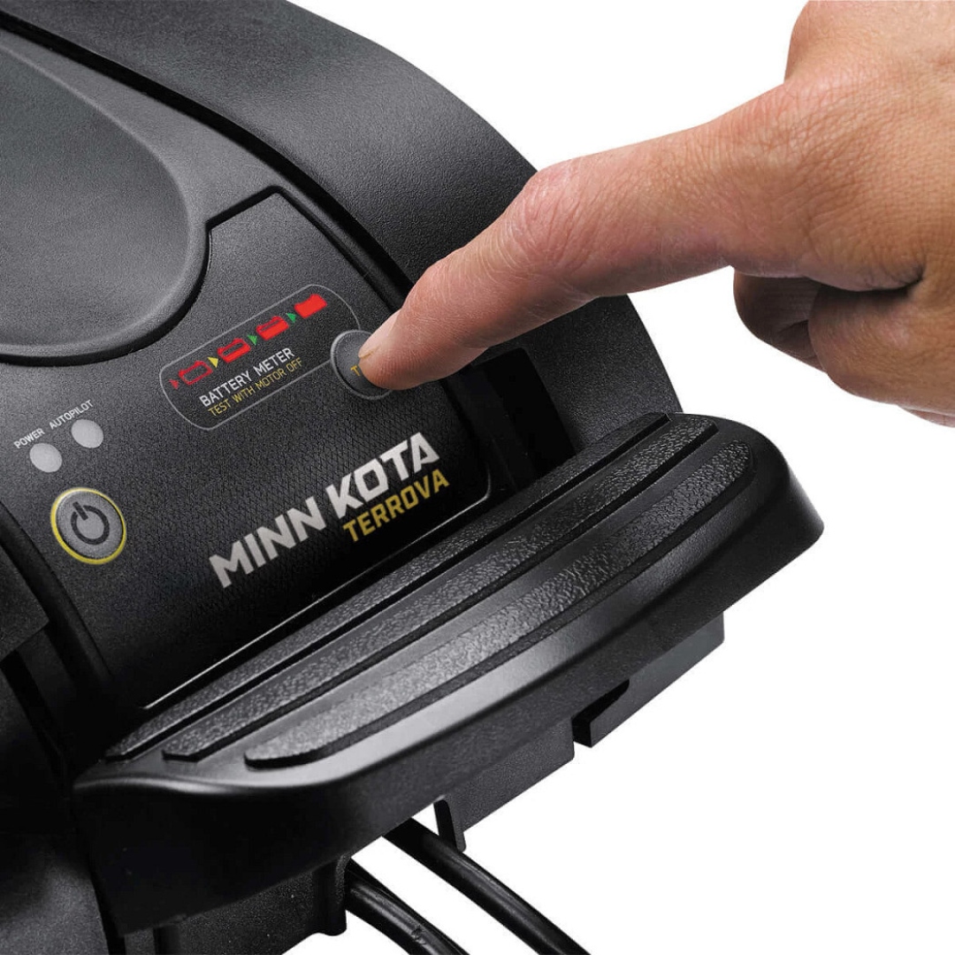 MOTEUR ÉLECTRIQUE POUR BATEAU MINN KOTA TERROVA 55/IP BT NO FOOT PEDAL vu d'un homme qui lit la jauge de la batterie