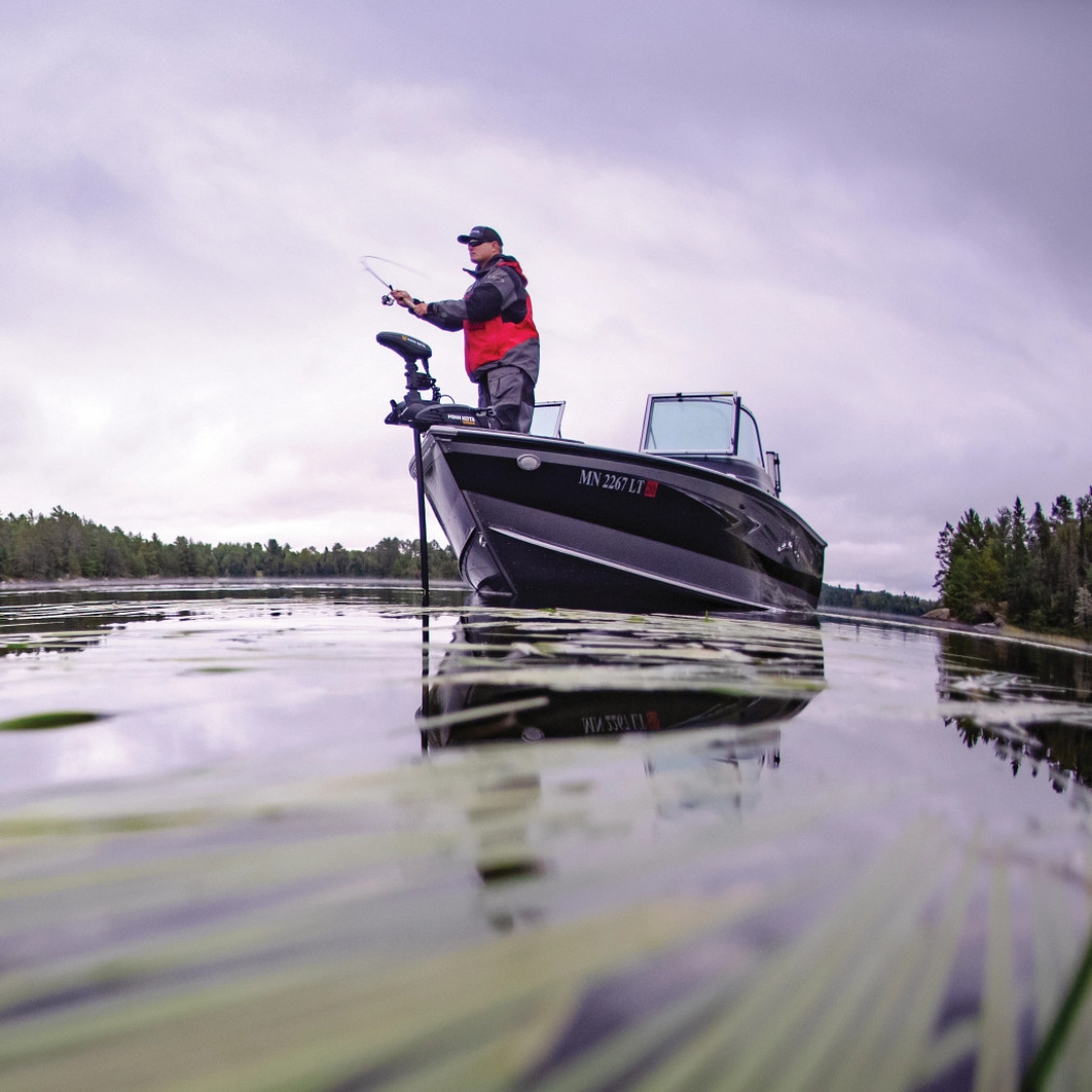 MOTEUR ÉLECTRIQUE POUR BATEAU MINN KOTA TERROVA 55/IP BT NO FOOT PEDAL utilisé par un pêcheur sur un étendue d'eau