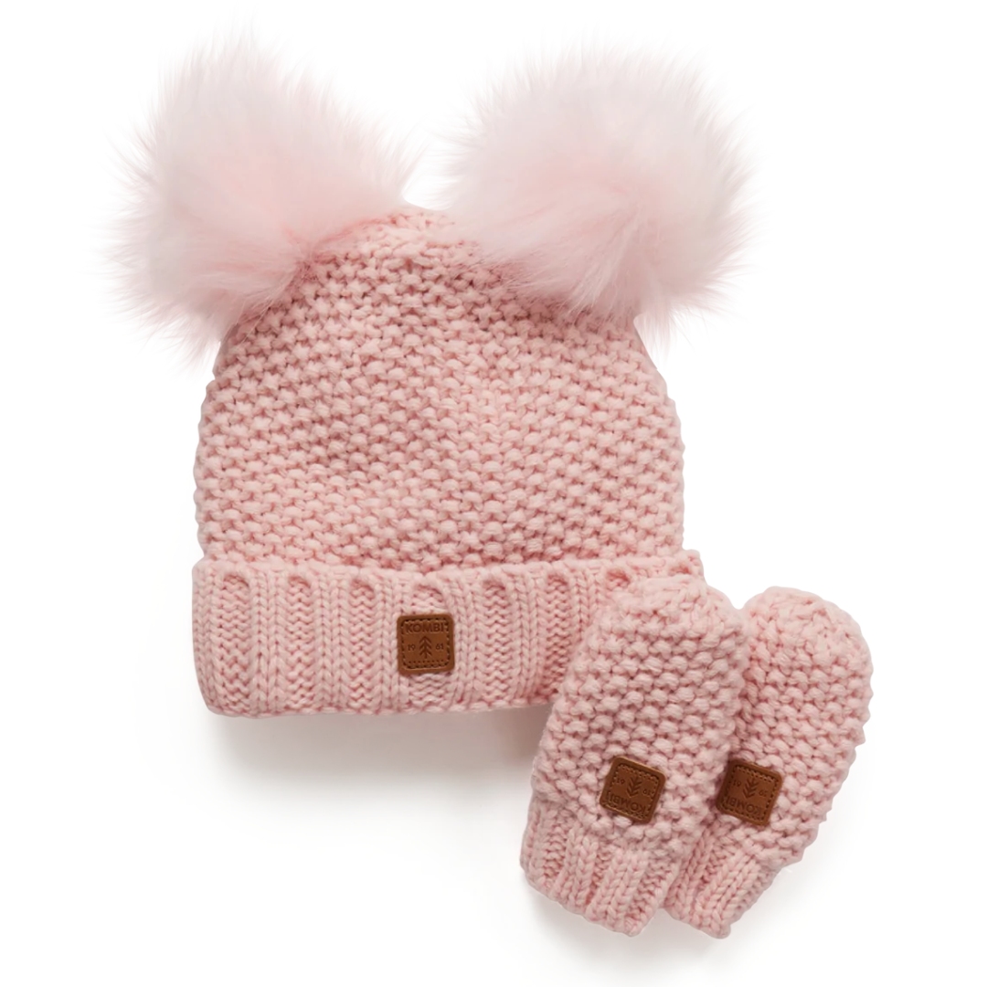 ENSEMBLE TUQUE ET MITAINES KOMBI ADORABLE POUR BÉBÉ COULEUR ROSE OMBRÉ VUE DE LA TUQUE À 2 POMPOMS ET LES MITIANES SANS POUCES TOUS ORNÉS D'ÉCUSSON EN CUIR AU LOGO KOMBI