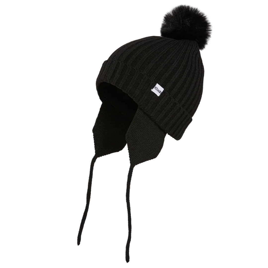 TUQUE PÉRUVIENNE KOMBI SIMPLY POUR ENFANT COULEUR NOIR VUE DE PROFIL GAUCHE DE LA TUQUE NOIRE AVEC POMPOM NOIR OREILLE À CORDONS ET ÉCUSSON KOMBI VISIBLES