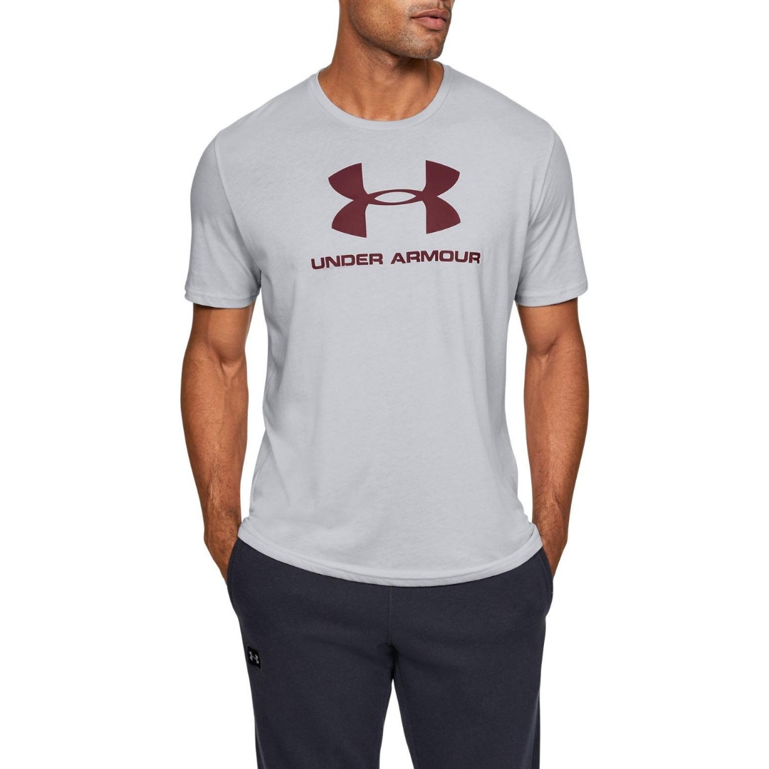CHANDAIL À MANCHES COURTES UNDER ARMOUR UA SPORTSTYLE LOGO POUR HOMME couleur 014-HALO GRAY/CORDOVA porté par un homme vu de face avec le chandail gris a logo géant rouge vin