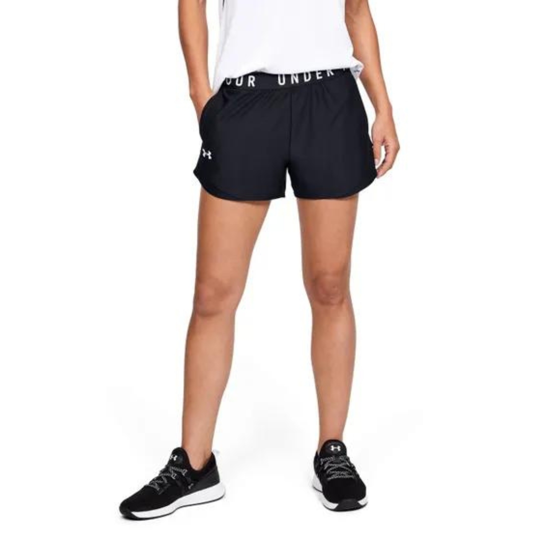 SHORT UNDER ARMOUR UA PLAY UP 3.0 POUR FEMME couleur 001-black/black/white vue de face de la taille aux pieds avec une main dans la poche latérale à main