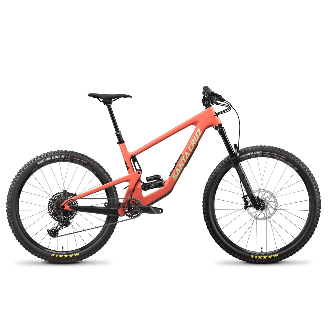 VÉLO DE MONTAGNE SANTA CRUZ BRONSON 4.1 CARBON C MX 2023 COULEUR SOCKEYE SAL VUE DE PROFIL DU VÉLO PÊCHE/ORANGE AVEV LETTRAGE SANTA CRUZ VERT PALE