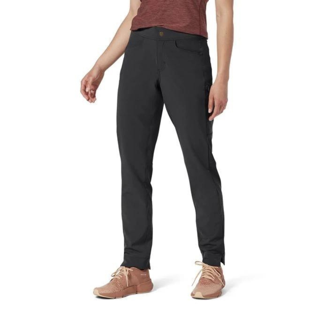 PANTALON D'EXTÉRIEUR ROYAL ROBBINS ALPINE MTN PRO POUR FEMME COULEUR ASPHALT PORTÉ PAR UNE FEMME VUE DE FACE POCHE LATÉRALE VISIBLES