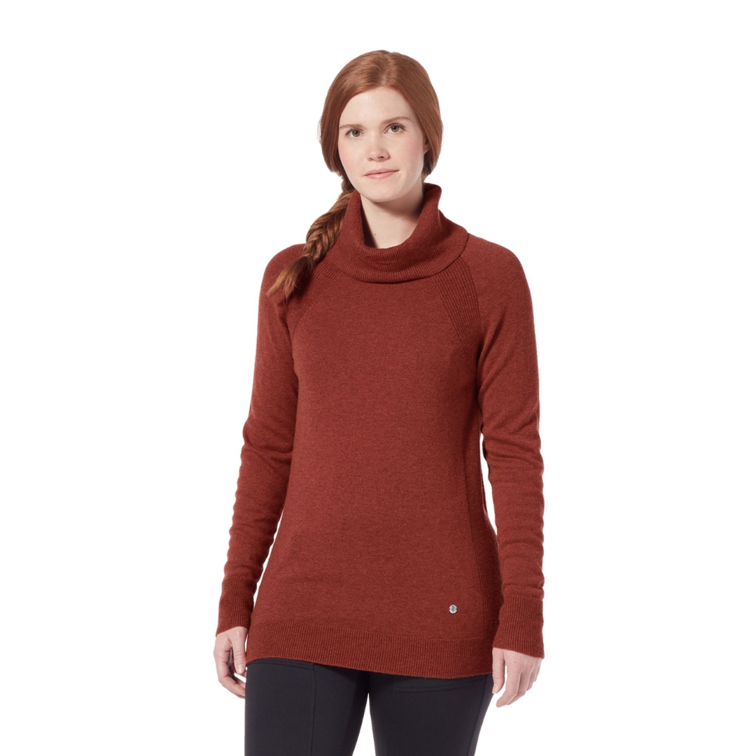 CHANDAIL À MANCHES LONGUES ROYAL ROBBINS WESTLANDS FUEL NECK POUR FEMME couleur rustic htr porté par une femme vue de face avec le col remonté