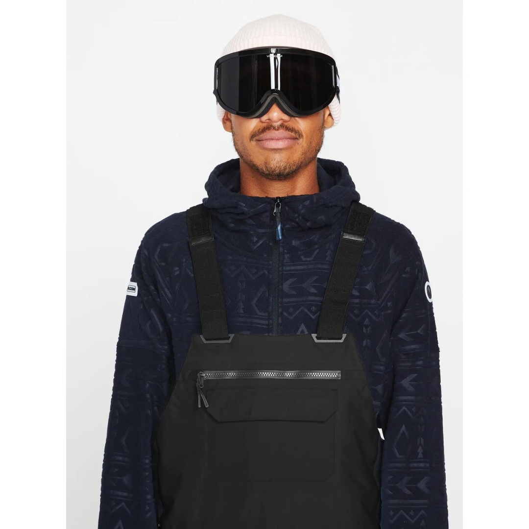 SALOPETTE ISOLÉE VOLCOM RAIN GORE-TEX POUR HOMME couleur black portée par un homme vue sur le haut du corps poche de poitrine à rabat et à fermeture éclair visibles