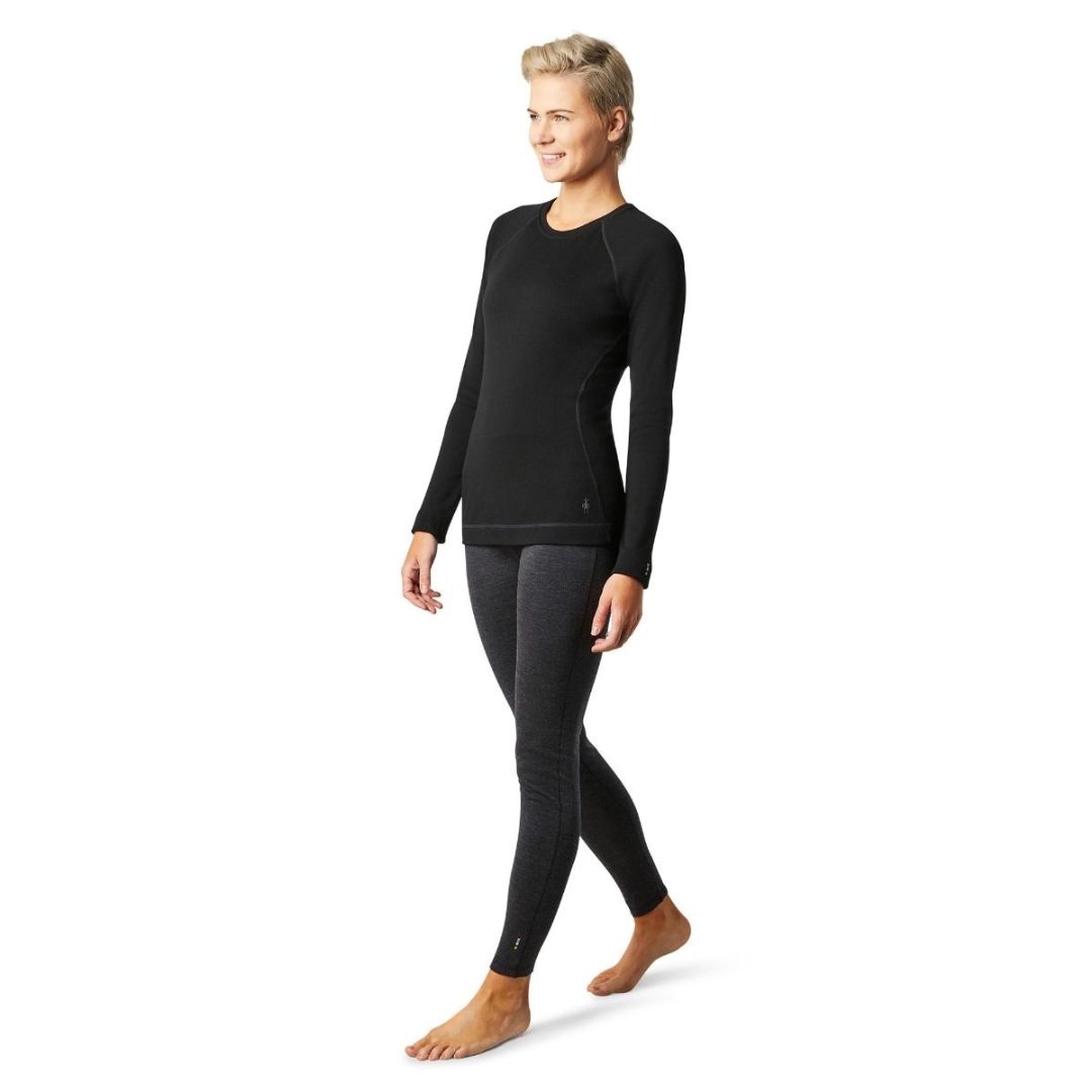 HAUT COUCHE DE BASE SMARTWOOL MERINO 250 COL ROND POUR FEMMEHAUT COUCHE DE BASE SMARTWOOL MERINO 250 COL ROND POUR FEMME PORTÉ PAR UNE FEMME VUE DE FACE