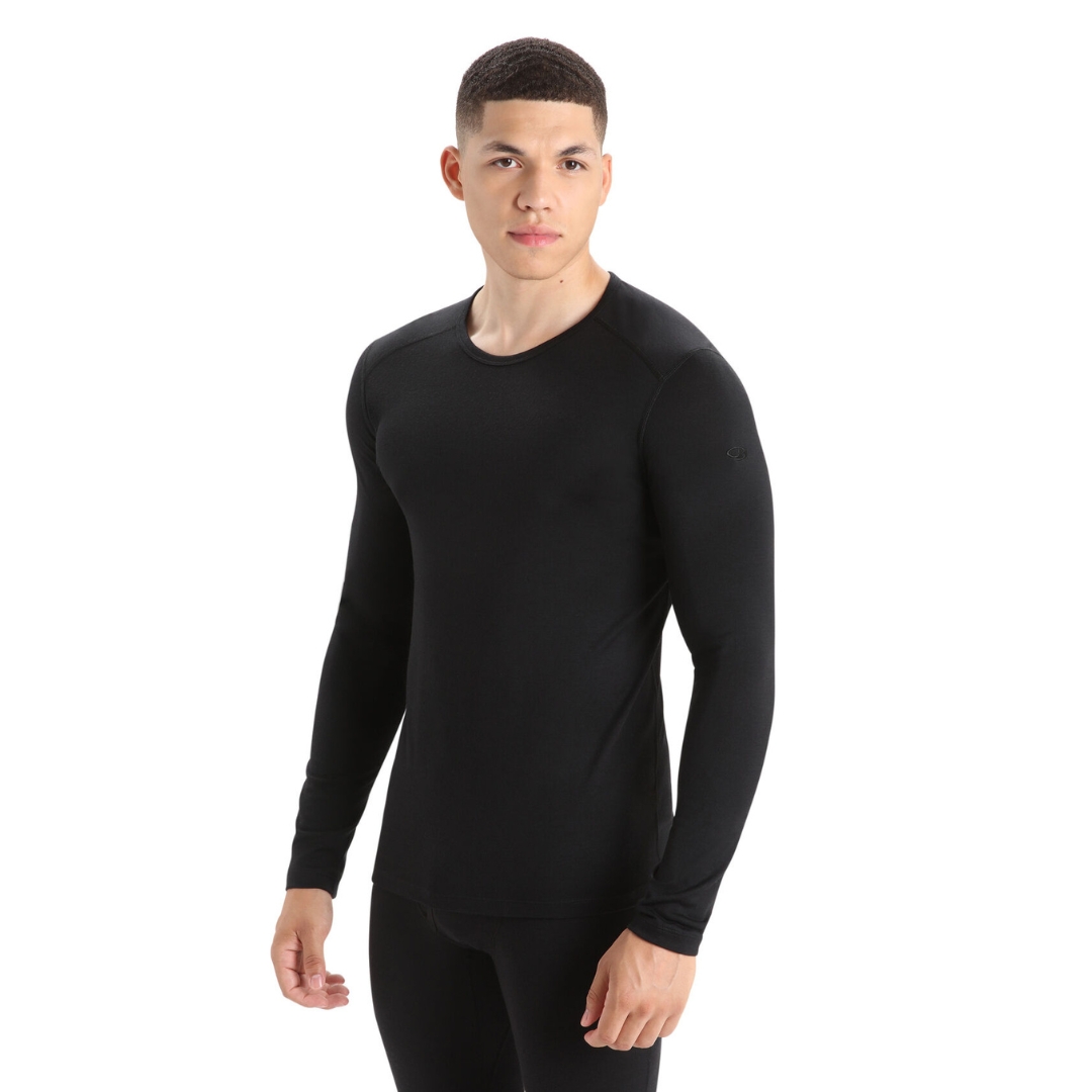 HAUT COUCHE DE BASE ICEBREAKER 200 OASIS POUR HOMME couleur black porté par un homme vue de face avec le chandail à manches longues