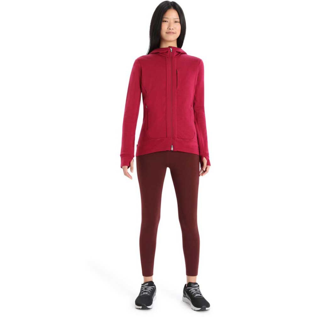 CHANDAIL À CAPUCHE ICEBREAKER QUANTUM III À FERMETURE À GLISSIÈRE POUR femme COULEUR CHERRY/ESPRESSO PORTÉ PAR UNE FEMME VUE DE LA TÊTE AUX PIEDS CHANDAIL POCHES DE POITRINE ET LATÉRALE VISIBLES