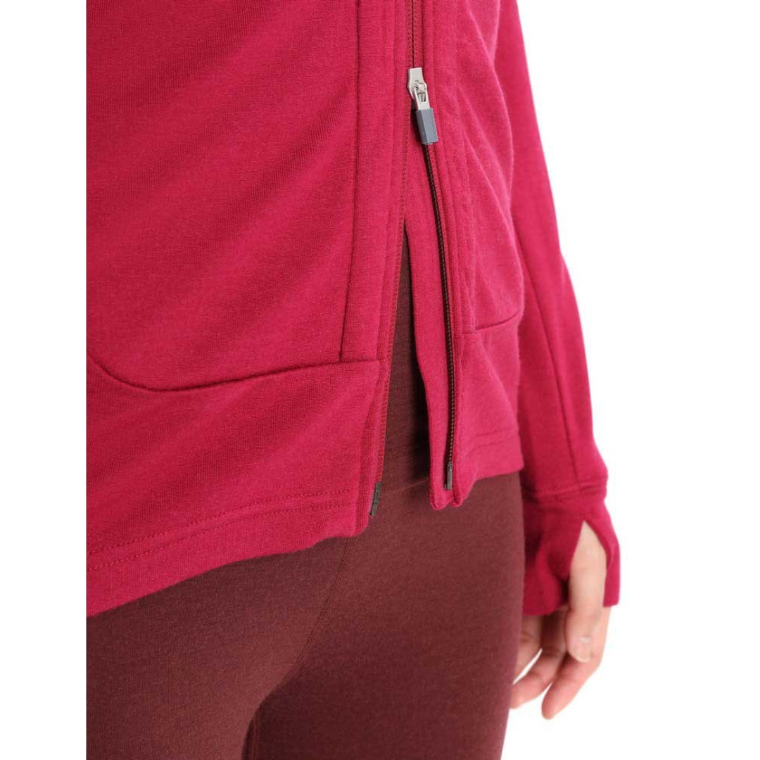 CHANDAIL À CAPUCHE ICEBREAKER QUANTUM III À FERMETURE À GLISSIÈRE POUR femme COULEUR CHERRY/ESPRESSO PORTÉ PAR UNE FEMME GROS PLAN SUR LE BAS DE LA FERMETURE À GLISSIÈRE BI DIRECTIONNELLE