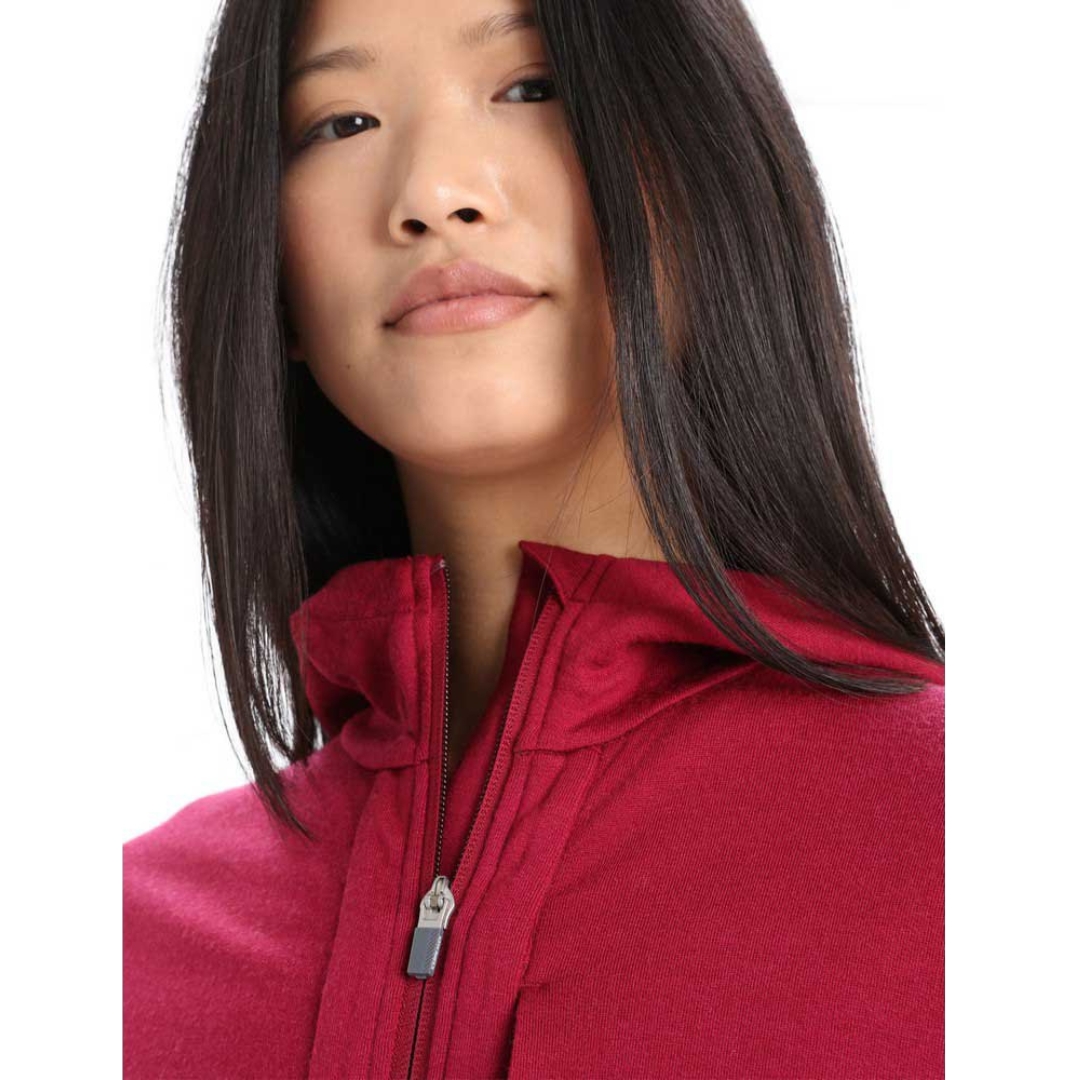 CHANDAIL À CAPUCHE ICEBREAKER QUANTUM III À FERMETURE À GLISSIÈRE POUR femme COULEUR CHERRY/ESPRESSO PORTÉ PAR UNE FEMME GROS PLAN SUR LE HAUT DU HOODIE AVEC FERMTURE À GLISSIÈRE AVEC PROTÈGE MENTON