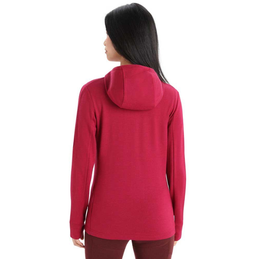 CHANDAIL À CAPUCHE ICEBREAKER QUANTUM III À FERMETURE À GLISSIÈRE POUR femme COULEUR CHERRY/ESPRESSO PORTÉ PAR UNE FEMME VU E DE DOS AVEC LE CAPUCHON AJUSTÉ VISIBLE AU HAUT