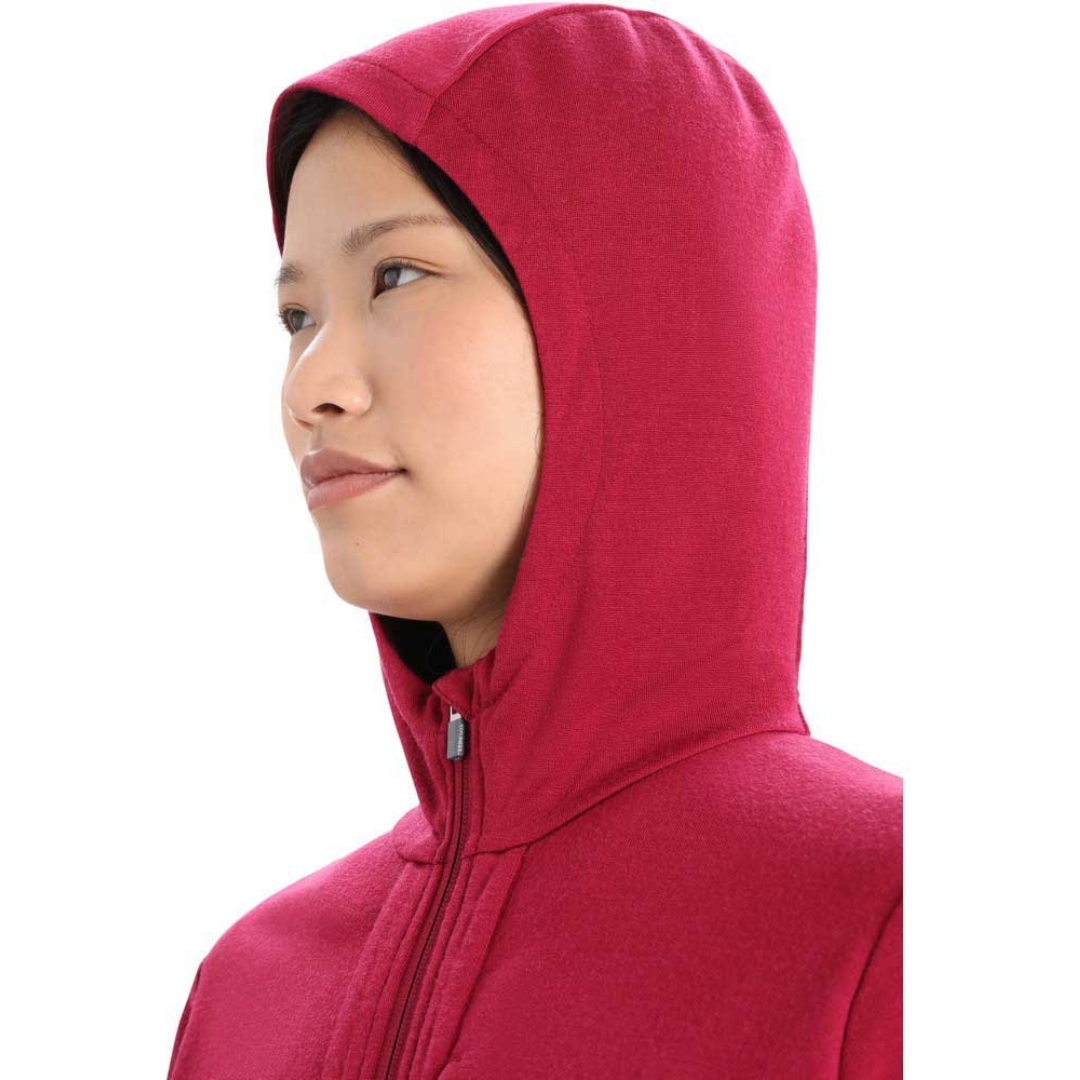 CHANDAIL À CAPUCHE ICEBREAKER QUANTUM III À FERMETURE À GLISSIÈRE POUR femme COULEUR CHERRY/ESPRESSO PORTÉ PAR UNE FEMME GROS PLAN SUR LA TÊTE DE LA FEMME QUI A REVÊTI LE CAPUCHON AJUSTÉ ON VOIT LE HAUT DE LA FERMETURE ÉCLAIRE AVEC PROTÈGE MENTON SUR LE COL MONTANT