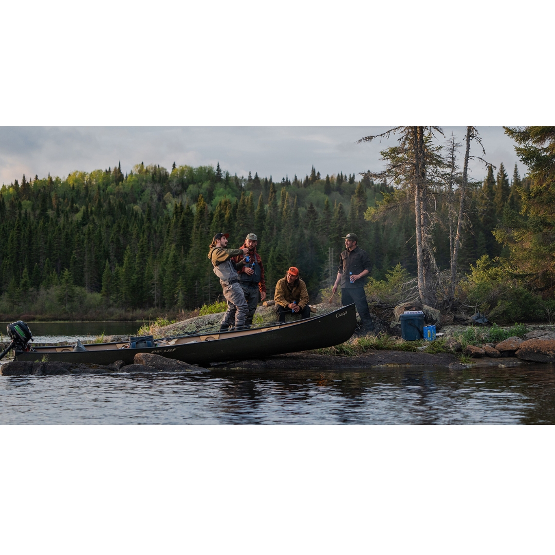 canot esquif cargo couleur vert 4 hommes non loind du caneau sur une berge pour une pause lors de la pêche