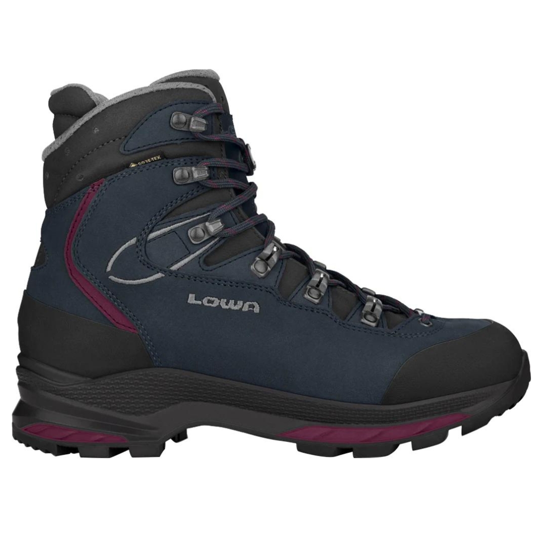 BOTTE DE RANDONNÉE LOWA MAURIA EVO GTX POUR FEMME COULEUR NAVY/BERRY VUE DU PROFIL DROIT DE LA BOTTE DROITE LE NOM LOWA BRODÉ EN GRIS SUR LE FLANC, RENFORTS AU TALON ET ORTEILS DE COULEUR NOIRS VISIBLES