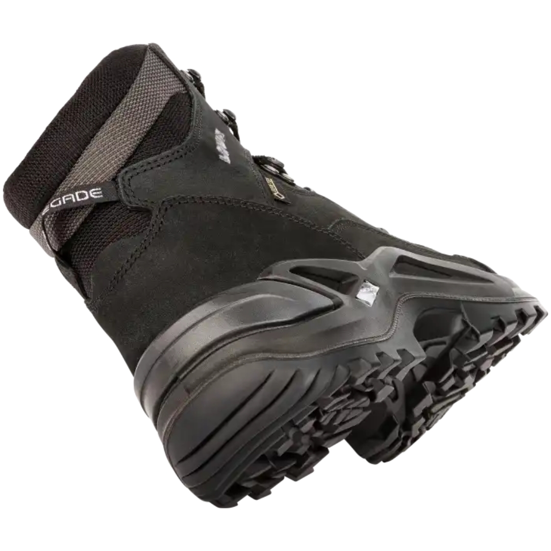 BOTTE DE RANDONNÉE LOWA RENEGADE GTX MID POUR HOMME couleur deepblack vue de la botte droite arrière avec languette de tirage visible au haut de la tige