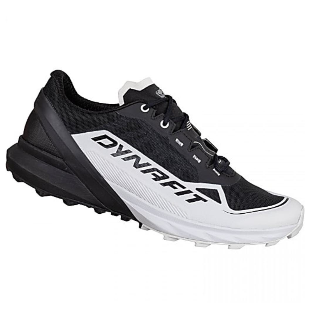 CHAUSSURE DE COURSE DYNAFIT ULTRA 50 POUR HOMME couleur nimbus/black out vue du profil droit de la chaussure droite lacets classiques visibles ainsi que le nom dynafit en noir sur blanc