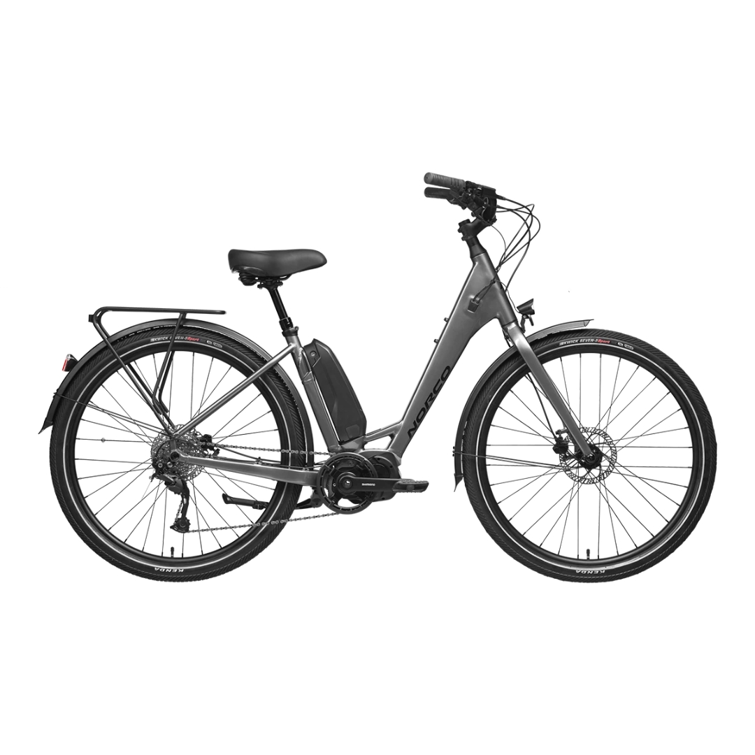 VÉLO ÉLECTRIQUE SCENE VLT COULEUR GRIS/NOIR VUE DE PROFIL GLOBAL DU VÉLO ÉLECTRIQUE AVEC GARDE BOUE ET SUPPORT POUR SACOCHE