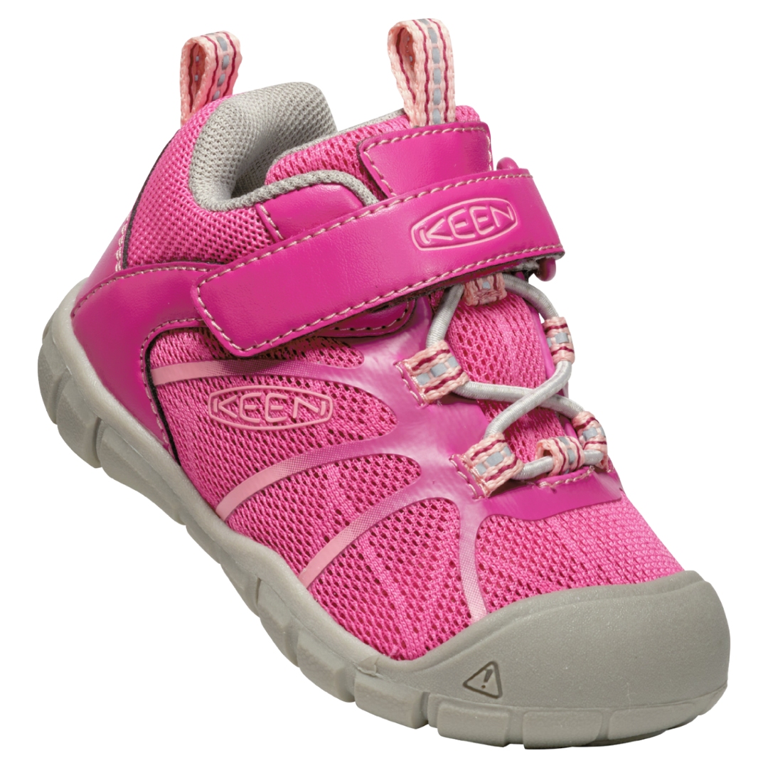 CHAUSSURE DE SPORT KEEN CHANDLER 2 CNX POUR PETIT ENFANT COULEUR FESTIVAL FUCHSIA/IBIS ROSE VUE DU SOULIER DOIRT DE PROFILO DROIT BANDE VELCRO ET LACET BISILBLE