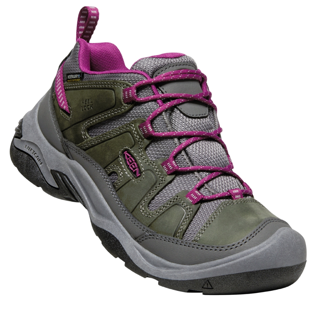 CHAUSSURE DE RANDONNÉE KEEN CIRCADIA IMPERMÉABLE POUR FEMME couleur STEEL GREY/BOYSENBERRY vue de la chaussure droite de profil droit lacets rose, le nom keen en rose sur le flanc, chaussure de couleur vert/gris et grise embossage HEEL LOCK visible à la cheville