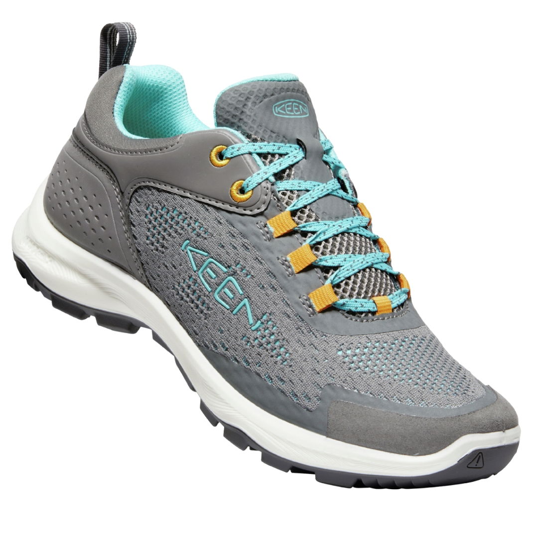 CHAUSSURE DE RANDONNÉE KEEN TERRADORA SPEED POUR FEMME COULEUR STEEL GREY/IPANEMA VUE DU SOULIER DROIT DE PROFIL DROIT CORPS DE LA CHAUSSURE GRISE AVEC ACCENT TURQUOISE AINSI QUE LE NOM KEEN EN TURQUOISE SUR LE FLANC DU SOULIER ET PASSANT À LACET DE COULEUR JAUNE DORÉ. CONTOUR DE LA SEMELLE D'USURE EN BLANC