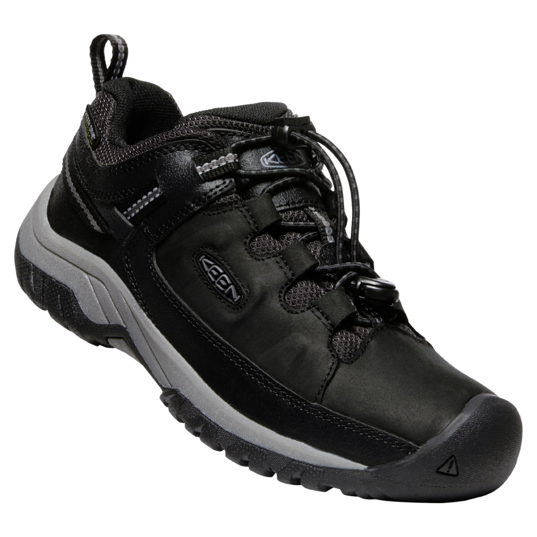 CHAUSSURE DE MARCHE KEEN TARGHEE LOW IMPERMÉABLE POUR JUNIOR (1 À 6) couleur BLACK/STEEL GREY vue du profil droit de la cahussure droite corps de la chaussure entièrement noir avec le contour de la semelle d'usure en gris pale avec le système de lacage quick bungee cinch