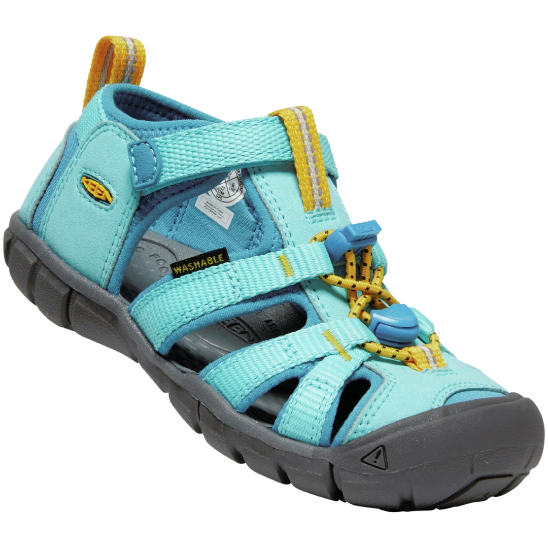 SANDALE KEEN SEACAMP II CNX POUR ENFANT COULEUR IPANEMA/FJORD BLUE SANDALE BLEUE AVEC ACCENT JAUNE LE NOM KEEN EN JAUNE À LA CHEVILLE