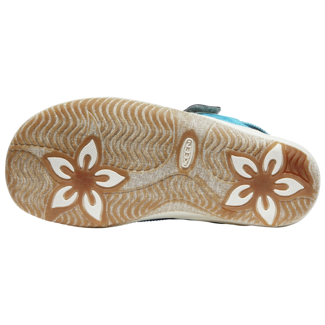 SANDALE KEEN ELLE BACKSTRAP POUR FILLE ENFANT COULEUR Sea Moss/Fjord Blue VUE DE LA SEMELLE D'USURE A DESSINS FLEURIS ET LE NOM KEEN EMBOSSÉ AU CENTRE