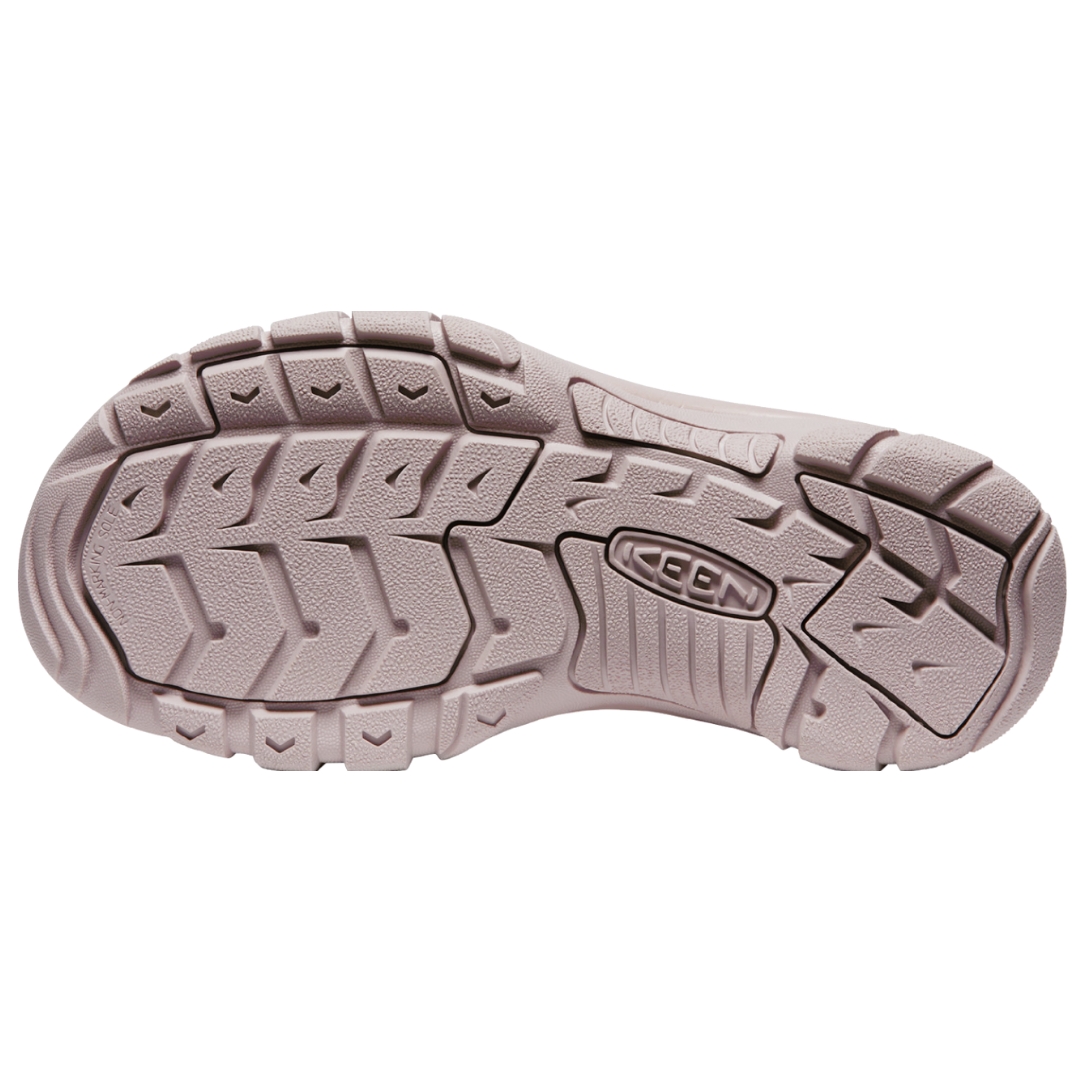 SANDALE KEEN NEWPORT H2 POUR FEMME couleur Monochrome/Fawn vue de la semelle d'usure à crampons de couleur rose avec le nom KEEN embossé au centre