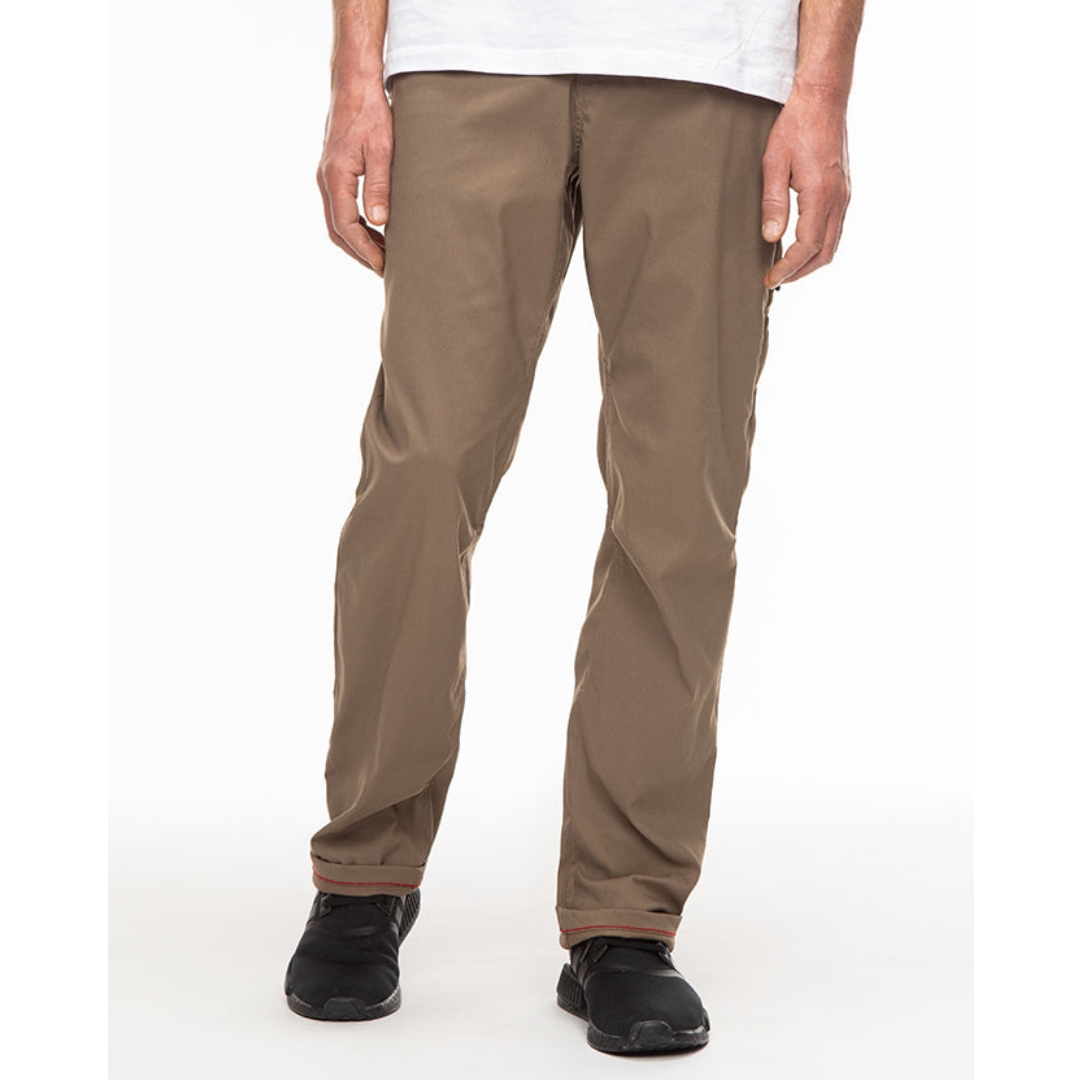 PANTALON 686 EVERYWHERE POUR HOMME couleur tobacco porté par un homme pantalon brun/beige